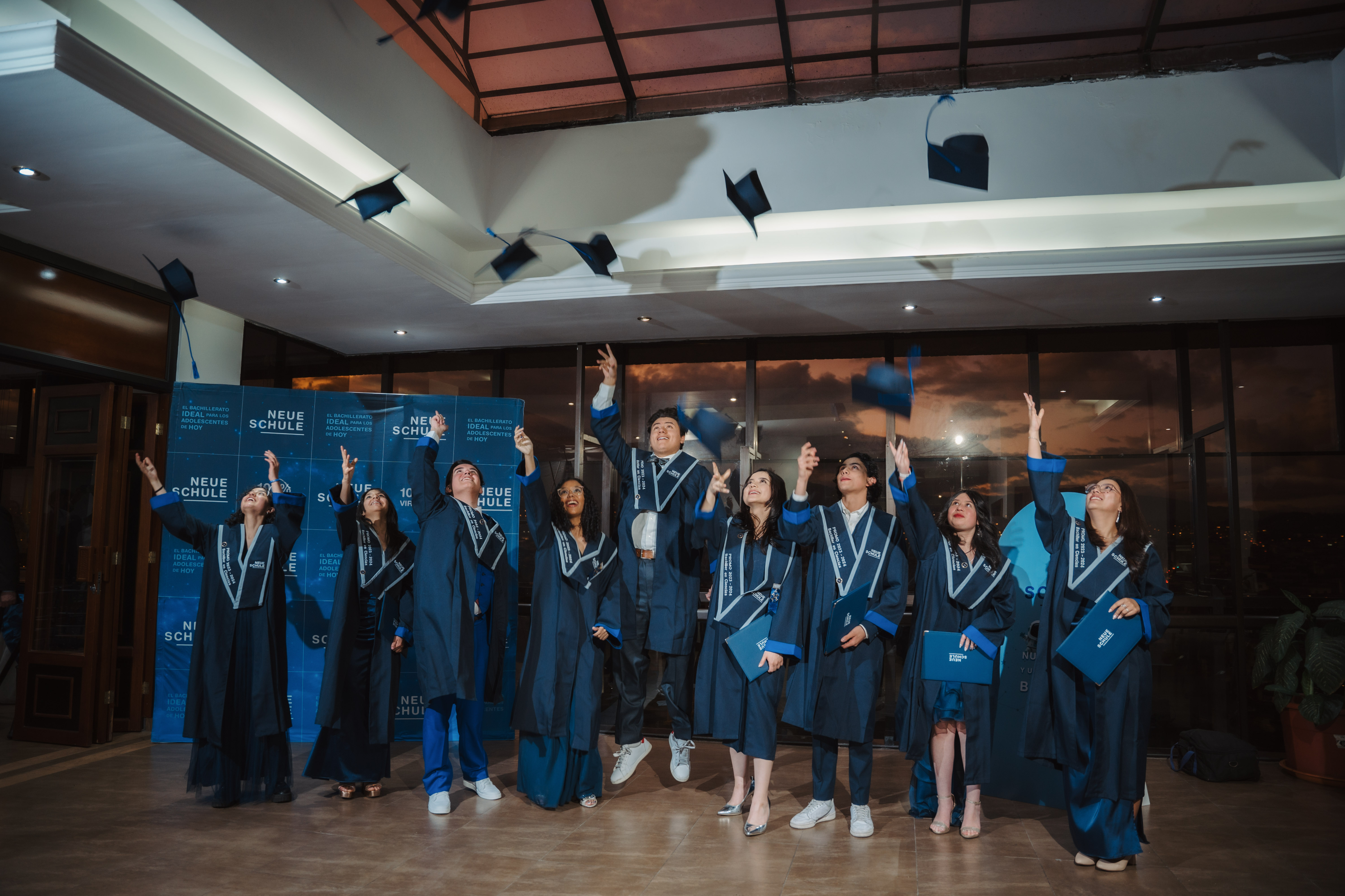 Estudiantes de Neue Schule estudiando con sus dispositivos
